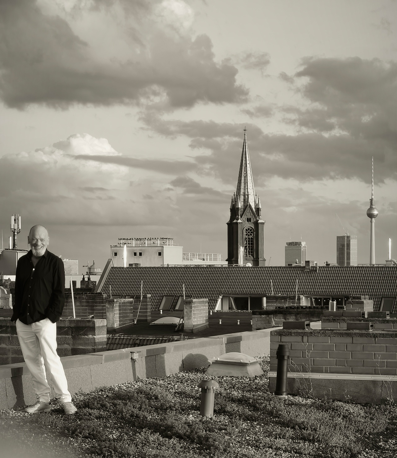Hans Hellfried Wedenig im Abendlicht auf einem Berliner Dach, Skyline im Hintergrund
